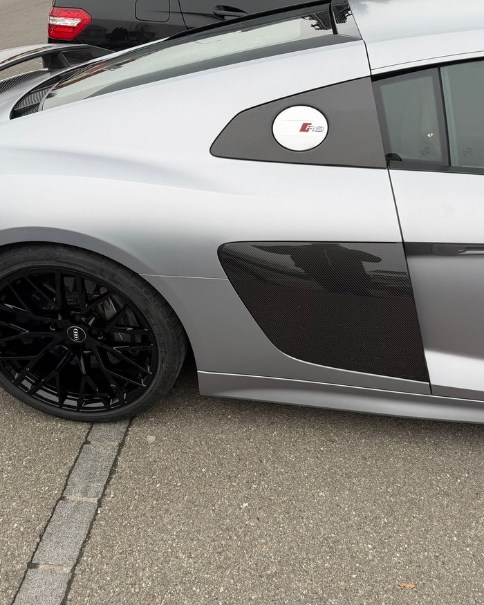 Audi R8 — Detailarbeit an Glas und Karbonteilen