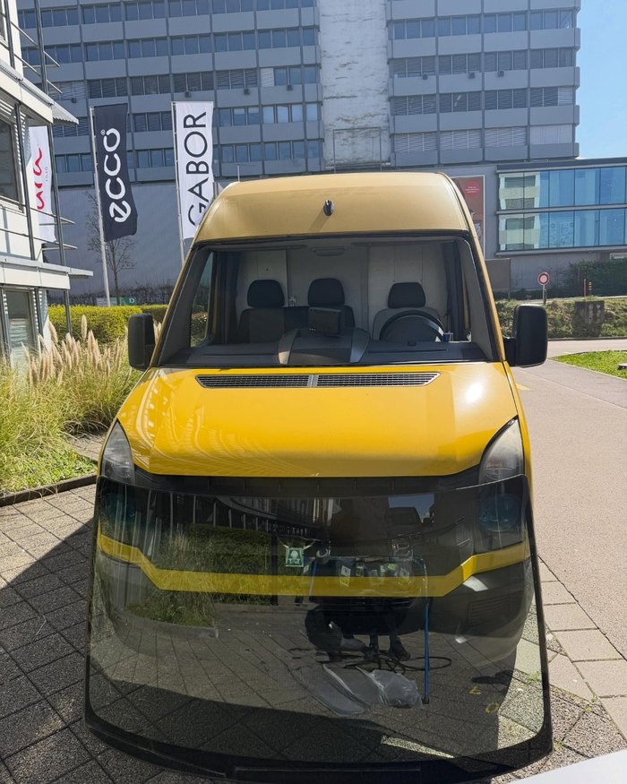 VW Crafter Lieferwagen beim Frontscheibenwechsel