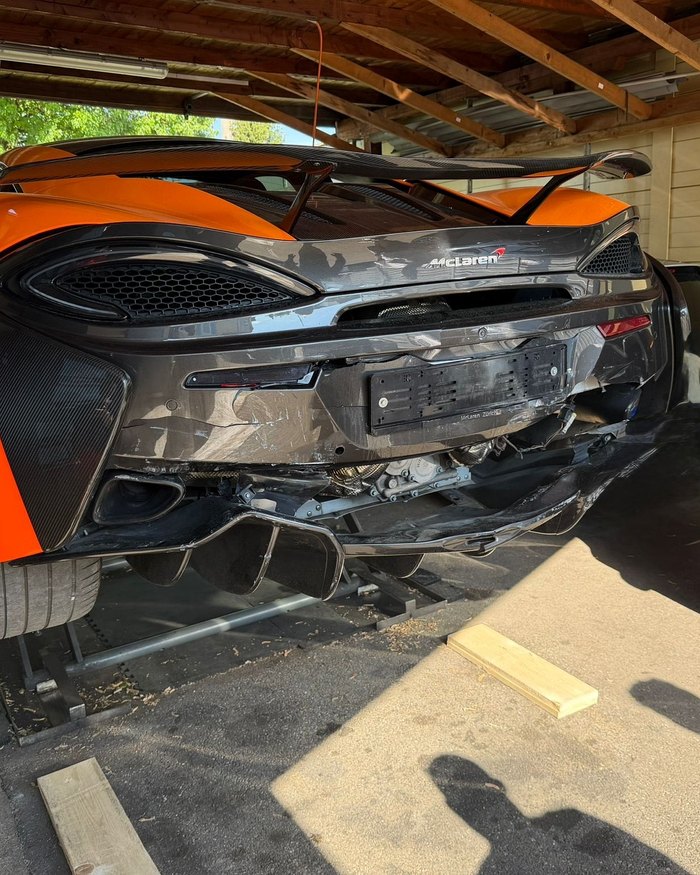 McLaren mit schwerem Heckschaden vor der Instandstellung